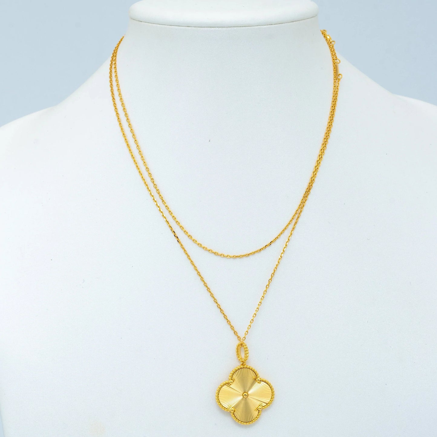 Vintage Clover Pendant Necklace Gold